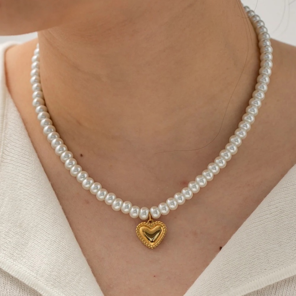Pearl necklace with gold heart drop pendant